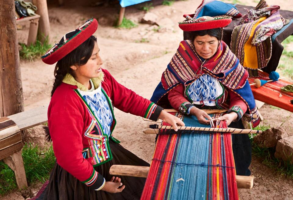 Weaving artisans in Chinchero Photo of weaving artisans in Chinchero