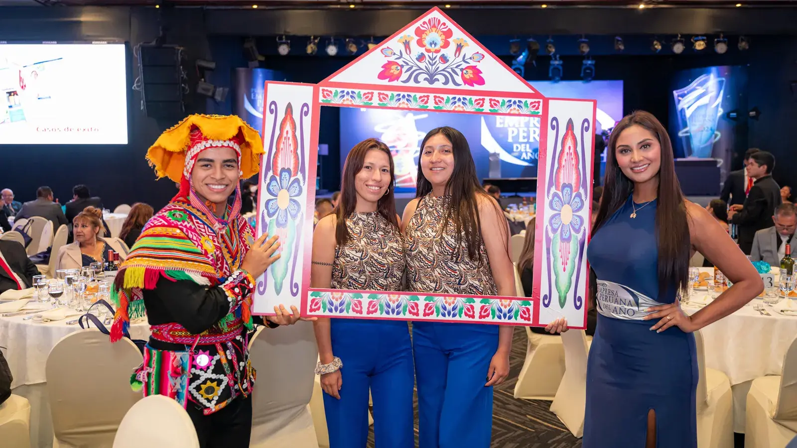 TreXperience team posing with Empresa Peruana del Año recognitions TreXperience team posing with Empresa Peruana del Año recognitions