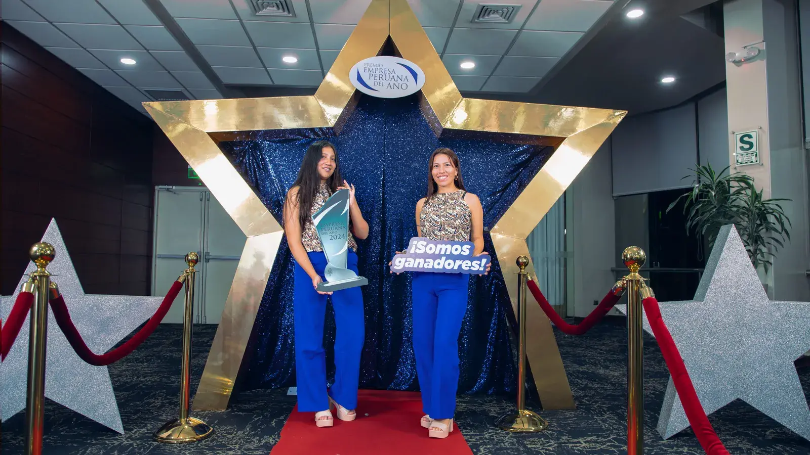 TreXperience team posing with Empresa Peruana del Año recognitions TreXperience team posing with Empresa Peruana del Año recognitions